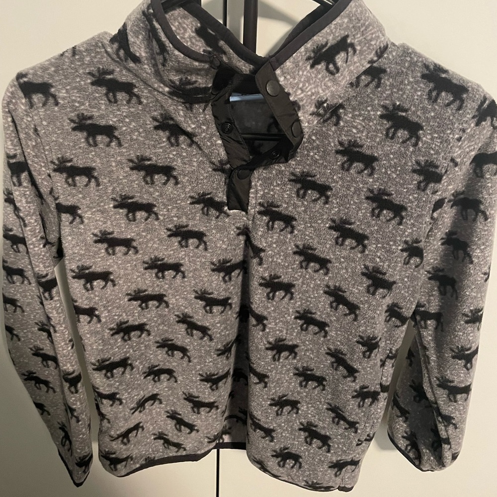 Boys 7 pull over sweater size 7, great condition, hardly worn.